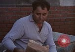 Immagine di Le persone leggere giornali New York City USA, 1964, secondo 52 filmato di repertorio 65675044257