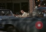 Immagine di Le persone leggere giornali New York City USA, 1964, secondo 56 filmato di repertorio 65675044257