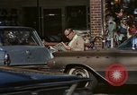 Immagine di Le persone leggere giornali New York City USA, 1964, secondo 57 filmato di repertorio 65675044257
