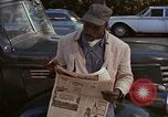 Immagine di Le persone leggere giornali New York City USA, 1964, secondo 59 filmato di repertorio 65675044257
