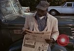 Immagine di Le persone leggere giornali New York City USA, 1964, secondo 60 filmato di repertorio 65675044257