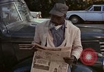 Immagine di Le persone leggere giornali New York City USA, 1964, secondo 61 filmato di repertorio 65675044257