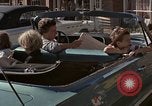 Immagine di Le persone leggere giornali New York City USA, 1964, secondo 62 filmato di repertorio 65675044257