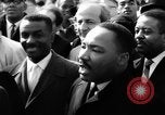 Standbild Martin Luther King Jr auf Bürgerrechte März Selma Alabama USA, 1965, aus Sekunde 34 historischem Filmmaterial Videoclip 65675044289