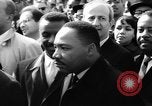 Standbild Martin Luther King Jr auf Bürgerrechte März Selma Alabama USA, 1965, aus Sekunde 35 historischem Filmmaterial Videoclip 65675044289