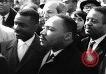 Standbild Martin Luther King Jr auf Bürgerrechte März Selma Alabama USA, 1965, aus Sekunde 37 historischem Filmmaterial Videoclip 65675044289
