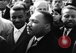 Standbild Martin Luther King Jr auf Bürgerrechte März Selma Alabama USA, 1965, aus Sekunde 39 historischem Filmmaterial Videoclip 65675044289