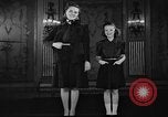Standbild Schulmädchen Modell Kleidung New York United States USA, 1940, aus Sekunde 18 historischem Filmmaterial Videoclip 65675044346