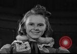 Standbild Schulmädchen Modell Kleidung New York United States USA, 1940, aus Sekunde 47 historischem Filmmaterial Videoclip 65675044346