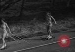 Standbild roller Ski Del Monte California USA, 1940, aus Sekunde 26 historischem Filmmaterial Videoclip 65675044348
