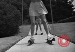 Standbild roller Ski Del Monte California USA, 1940, aus Sekunde 34 historischem Filmmaterial Videoclip 65675044348