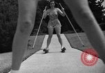 Standbild roller Ski Del Monte California USA, 1940, aus Sekunde 35 historischem Filmmaterial Videoclip 65675044348