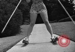Standbild roller Ski Del Monte California USA, 1940, aus Sekunde 36 historischem Filmmaterial Videoclip 65675044348