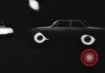 Standbild leuchten Reifen eines Autos Deutschland, 1962, aus Sekunde 16 historischem Filmmaterial Videoclip 65675044376