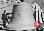 Standbild 20 Tonnen schwere Glocke New York City USA, 1930, aus Sekunde 18 historischem Filmmaterial Videoclip 65675044383