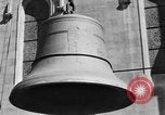 Standbild 20 Tonnen schwere Glocke New York City USA, 1930, aus Sekunde 19 historischem Filmmaterial Videoclip 65675044383