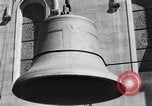 Standbild 20 Tonnen schwere Glocke New York City USA, 1930, aus Sekunde 20 historischem Filmmaterial Videoclip 65675044383