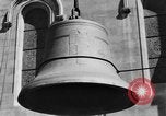 Standbild 20 Tonnen schwere Glocke New York City USA, 1930, aus Sekunde 21 historischem Filmmaterial Videoclip 65675044383