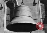 Standbild 20 Tonnen schwere Glocke New York City USA, 1930, aus Sekunde 22 historischem Filmmaterial Videoclip 65675044383