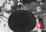 Standbild 20 Tonnen schwere Glocke New York City USA, 1930, aus Sekunde 36 historischem Filmmaterial Videoclip 65675044383