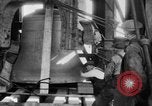 Standbild 20 Tonnen schwere Glocke New York City USA, 1930, aus Sekunde 57 historischem Filmmaterial Videoclip 65675044383