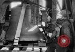 Standbild 20 Tonnen schwere Glocke New York City USA, 1930, aus Sekunde 58 historischem Filmmaterial Videoclip 65675044383