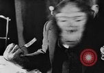 Standbild Schimpansen Oscar Essen am Tisch Luzern Schweiz, 1930, aus Sekunde 10 historischem Filmmaterial Videoclip 65675044386