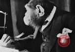 Standbild Schimpansen Oscar Essen am Tisch Luzern Schweiz, 1930, aus Sekunde 11 historischem Filmmaterial Videoclip 65675044386