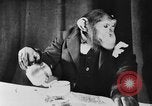 Standbild Schimpansen Oscar Essen am Tisch Luzern Schweiz, 1930, aus Sekunde 20 historischem Filmmaterial Videoclip 65675044386