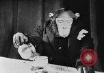 Standbild Schimpansen Oscar Essen am Tisch Luzern Schweiz, 1930, aus Sekunde 22 historischem Filmmaterial Videoclip 65675044386