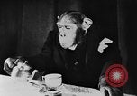 Standbild Schimpansen Oscar Essen am Tisch Luzern Schweiz, 1930, aus Sekunde 23 historischem Filmmaterial Videoclip 65675044386