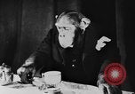 Standbild Schimpansen Oscar Essen am Tisch Luzern Schweiz, 1930, aus Sekunde 25 historischem Filmmaterial Videoclip 65675044386