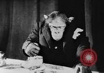 Standbild Schimpansen Oscar Essen am Tisch Luzern Schweiz, 1930, aus Sekunde 34 historischem Filmmaterial Videoclip 65675044386