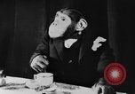 Standbild Schimpansen Oscar Essen am Tisch Luzern Schweiz, 1930, aus Sekunde 36 historischem Filmmaterial Videoclip 65675044386