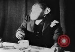 Standbild Schimpansen Oscar Essen am Tisch Luzern Schweiz, 1930, aus Sekunde 37 historischem Filmmaterial Videoclip 65675044386