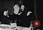 Standbild Schimpansen Oscar Essen am Tisch Luzern Schweiz, 1930, aus Sekunde 40 historischem Filmmaterial Videoclip 65675044386