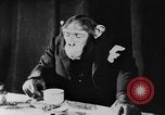 Standbild Schimpansen Oscar Essen am Tisch Luzern Schweiz, 1930, aus Sekunde 41 historischem Filmmaterial Videoclip 65675044386