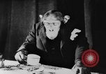 Standbild Schimpansen Oscar Essen am Tisch Luzern Schweiz, 1930, aus Sekunde 42 historischem Filmmaterial Videoclip 65675044386