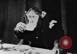 Standbild Schimpansen Oscar Essen am Tisch Luzern Schweiz, 1930, aus Sekunde 43 historischem Filmmaterial Videoclip 65675044386