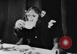 Standbild Schimpansen Oscar Essen am Tisch Luzern Schweiz, 1930, aus Sekunde 44 historischem Filmmaterial Videoclip 65675044386