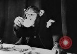 Standbild Schimpansen Oscar Essen am Tisch Luzern Schweiz, 1930, aus Sekunde 45 historischem Filmmaterial Videoclip 65675044386