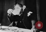 Standbild Schimpansen Oscar Essen am Tisch Luzern Schweiz, 1930, aus Sekunde 46 historischem Filmmaterial Videoclip 65675044386