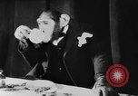 Standbild Schimpansen Oscar Essen am Tisch Luzern Schweiz, 1930, aus Sekunde 47 historischem Filmmaterial Videoclip 65675044386