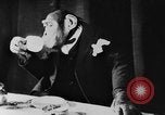 Standbild Schimpansen Oscar Essen am Tisch Luzern Schweiz, 1930, aus Sekunde 48 historischem Filmmaterial Videoclip 65675044386
