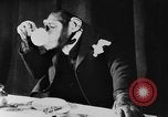 Standbild Schimpansen Oscar Essen am Tisch Luzern Schweiz, 1930, aus Sekunde 49 historischem Filmmaterial Videoclip 65675044386