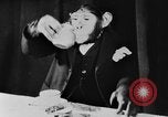 Standbild Schimpansen Oscar Essen am Tisch Luzern Schweiz, 1930, aus Sekunde 50 historischem Filmmaterial Videoclip 65675044386