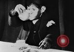 Standbild Schimpansen Oscar Essen am Tisch Luzern Schweiz, 1930, aus Sekunde 52 historischem Filmmaterial Videoclip 65675044386