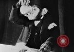 Standbild Schimpansen Oscar Essen am Tisch Luzern Schweiz, 1930, aus Sekunde 53 historischem Filmmaterial Videoclip 65675044386
