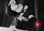 Standbild Schimpansen Oscar Essen am Tisch Luzern Schweiz, 1930, aus Sekunde 54 historischem Filmmaterial Videoclip 65675044386