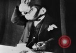 Standbild Schimpansen Oscar Essen am Tisch Luzern Schweiz, 1930, aus Sekunde 56 historischem Filmmaterial Videoclip 65675044386